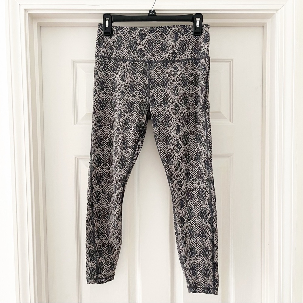 Athleta Small Ultimate 7/8 Tight in snakeprint EUC